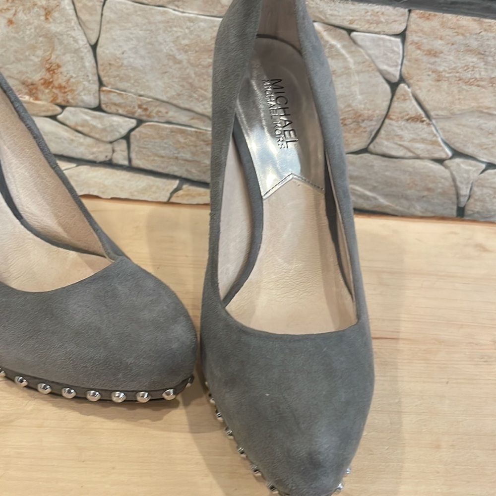 Michael Michael Kors, gray suede pumps with snakeskin heel and studs EUC - Picture 2 of 6